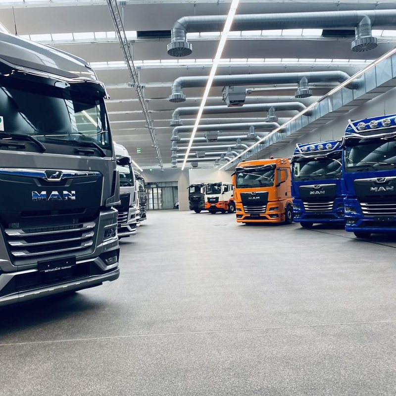 MAN TGX Sattelzugmaschinen in der Auslieferungshalle