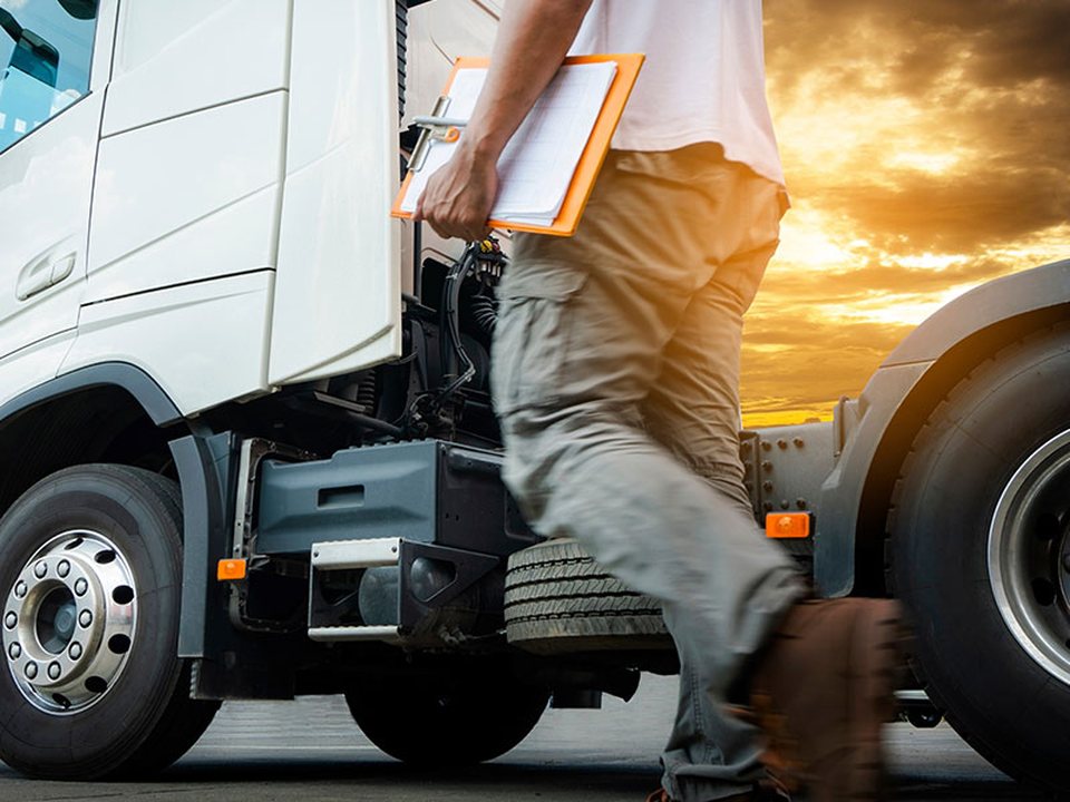 Fahrer steigt mit Übergabeprotokoll aus dem LKW – Hol- und Bringservice