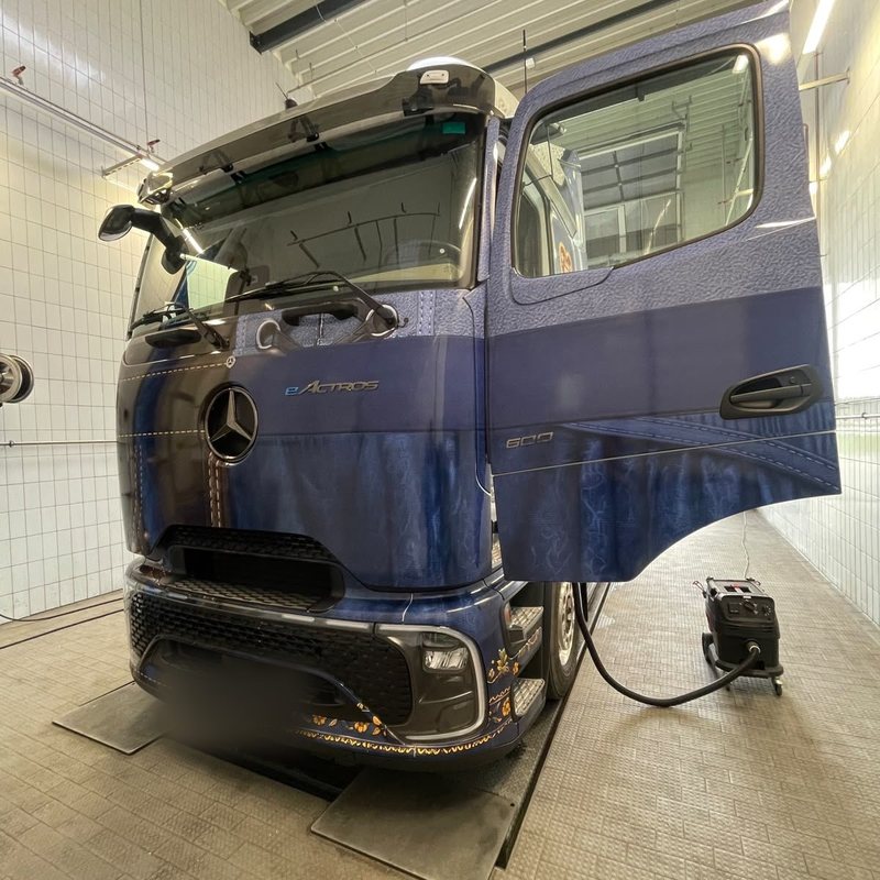 Mercedes-Benz eActros beim Laden