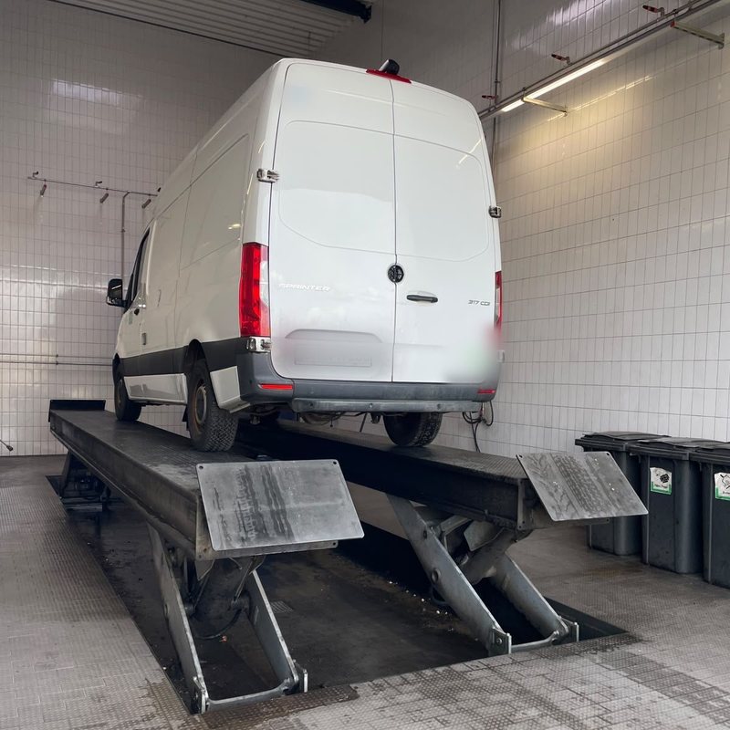 Mercedes-Benz Sprinter auf der Hebebühne